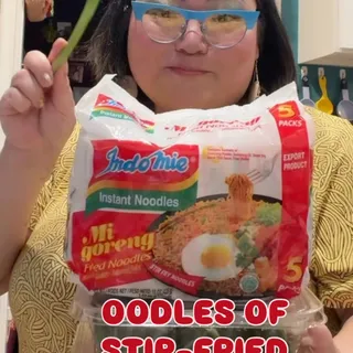 use your noodle for a 4-ingredient dinner! my favorite easy stir-fry is @indomieus mi goreng noodles with marinated beef and seasoned spinach banchan, all from @hmartofficial. 

i have loved indomie f