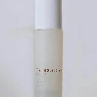 NEW Acid Milk
A resurfacing tonic for radiant skin. 

Innovative in its duality, Acid Milk brings together potent exfoliation and comforting nourishment in one gentle, yet transformative step. 

Clini