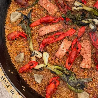 I used to dream of everyone in this country gathering around paella like we do in Spain and a couple nights ago in Austin my friends @madein helped make that dream come true! 🥘

We celebrated one of m