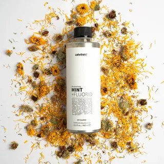 Ringelblume, Aloe Vera und Vitamin C pflegen Zähne und Zahnfleisch besonders sanft, während Minzöl und Menthol für diese klare, angenehme Frische sorgen. Fluorid und Zink runden die Formel perfekt ab.