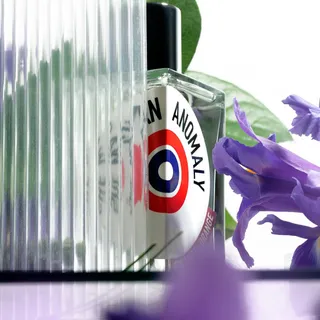 She was an anomaly. Just like this fragrance: a mischievous wink, a bloom of iris. Embrace the unexpected, where elegance meets audacity.

#etatlibredorange #20yearsofscentedstories #springfragrance