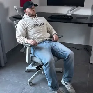 Installation du HomePro de chez @desktronic , accompagné du siège de bureau SitPro et d’un support écran pour un espace de travail plus ergonomique et optimisé 🥹✌️

Code promo : BOHERACING 

Merci à @