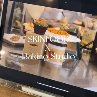 Had so much fun peeking behind the oven door 🧁
Here's a behind the scenes video of Global Creator shoot! ✨