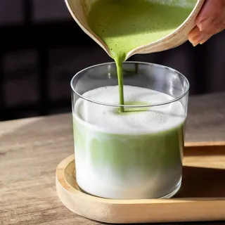 Est-ce qu’on a vraiment besoin d’une “bonne raison” de boire du matcha ? 🤭

Énergie, concentration, antioxydants : le thé matcha est riche en nutriments et bénéfiques pour le bien-être global. On vous