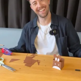 Heute geht’s um Kreativität unter Druck! 😄✂️

Tobi tritt an: Schafft er es, auf Zeit ein süßes Osterhasennest aus Papier zu basteln? 🐣🎨
Schnelligkeit vs. Kreativität – was zählt mehr?

Bleib dran und 