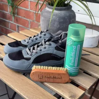 Frühjahrsputz, aber für deine Schuhe 👣✨

Einmal reinigen, pflegen und schützen:
Mit unserer Schuhbürste entfernst du Schmutz ganz sanft und mit dem Imprägnierspray bleiben deine Schuhe länger sauber u