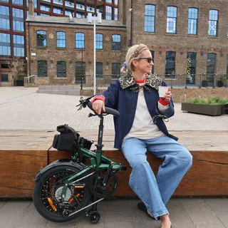 Let's grab a coffee with the ZIP ☕🚲
📸 @goodmannersstyle

…

#ENGWEZIP #PortableEBike #CityCommuter #UrbanMobility #FoldableEBike