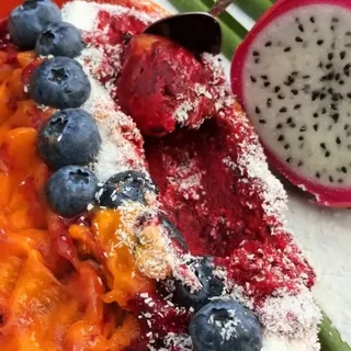 Die natürlichste Art, Eis zu genießen.

Gefrorene Drachenfrucht, rote Beeren und Papaya in den Kuvings gegeben und in wenigen Sekunden entsteht daraus eine cremige, fruchtige Eiscreme zum Löffeln. 😍💖
