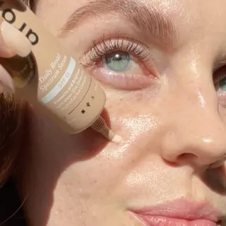 Sensitive skin, meet your new favorite SPF ☁️ 

Mineral sunscreen keeps things simple, sitting on the surface to protect while staying gentle, calming, and easy to wear every day. Powered by non nano 