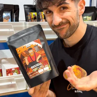 ¿Esperarías a que vuelva Russell o lo cambiamos de una vez? 😐

Tengo mis serias dudas con este café porque aunque a varios de vosotros os gusta, en general no se pide a penas 🤏

No sé si es por el sab