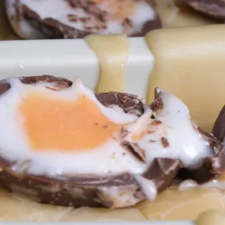 A fresh batch of Creme Egg fudge.
It's already looking ridiculously indulgent. Imagine silky smooth chocolate fudge slowly, but with a creme egg nestled in the slab 💝