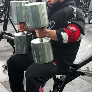 Do you prefer pressing with Elbow Wraps or Elbow Sleeves? Here is @dantalabi repping 95KG 😮‍💨 #hardbody #strengthclub #yourstomake #reels