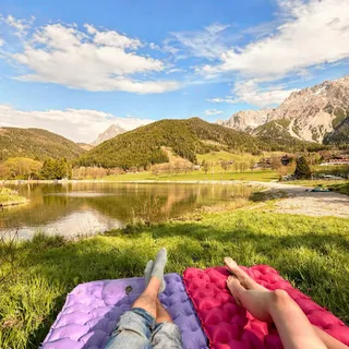 Es wird Zeit für mehr Draußen-Zeit. ☀️

Die Tage werden länger.�
Die Sonne wärmer.�
Und unsere Isomatte ist bereit für genau solche Momente am See. 🏔️
.
.
#adventureshop #isomatte #outdoorlife #bergmo