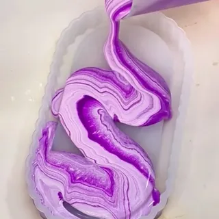 A little resin, a little @getmarbelux and this happens 💜

#resinart #marbelux #diydecor #creativeprocess #mouldd