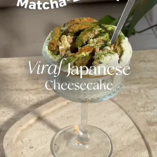 ☁️🍵 Viral Japanese Cheesecake – Matcha Edition (zuckerfrei!)

Nur 3 Zutaten, 1 Minute Zubereitung & am Morgen ready zum genießen.

Zutaten:
🥣 Skyr oder sahniger Joghurt
🍪 Haferkekse oder zuckerfreie K