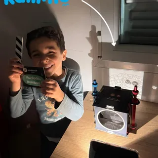 🎬 Ce mois-ci, vos enfants ont plongé dans la magie du cinéma, un univers qui fait briller les yeux des plus petits aux plus grands.

À travers les activités de leurs kits, ils ont exploré l'art de l'a