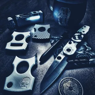 Some sick Knucks by @mg_custom5 and a Trooper smock from the maker himself @smockknives with a custom coin by @simply_orn8