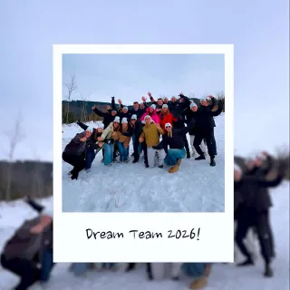 Van 2021 → 2026: 5 jaar Cloudpillo 🩵

Wat zijn we trots op de afgelopen 5 jaar en vooral op het dream team dat hier elke dag met zoveel energie, inzet en gezelligheid aan bouwt.

Maar eerlijk? Zonder 