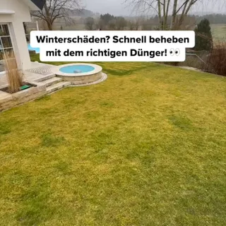 Der Winter ist endlich vorbei und es ist Zeit, deinen Rasen aus dem Winterschlaf zu wecken! ❄️🌱 Doch was ist das? Braune Flecken, kahle Stellen und mattes Grün? Kein Grund zur Sorge, wir haben die Lös