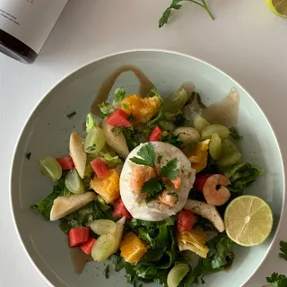 Summer is calling..
.
.
…und das heißt: leichte Kost: und das heißt für Uns: Salate 💥. Unser Lieblingssommersalat: Eisbergsalat, Wassermelone, Birne, Weintrauben, Orangen, Burrata und Garnelen aus der