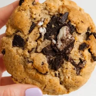 the peanut butter cookies + cream chip is BACKKK!! 🥜🍪🙌 it’s a rich peanut butter cookie stuffed with peanut butter chips + oreos and topped with more oreos!! 🤤 drops tomorrow at all chip bakeries!!⁠
⁠