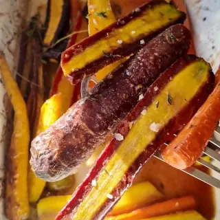 You’ll want save this quick go-to side!!

Honey Roasted Carrots

RECIPE
2 lbs of rainbow carrots
1/2 stick of butter
1.5 T honey
1/2 juiced orange
1/2 zested orange
2 tsp garlic salt
thyme

Throw it a