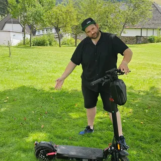 Nicht weiter scrollen! 👀⚡
Wenn du gerne draußen unterwegs bist und offene Wege erkundest, musst du dir den T4 unbedingt ansehen! 🛴

🔥 Kraftvolles Fahrerlebnis
🛤️Geländetauglich
🌄 Gebaut für Abenteuer
