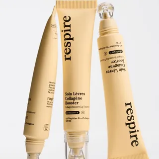 Le Soin 3-en-1 pour des lèvres sublimées.

• Repulpe immédiatement et durablement grâce aux Peptides qui stimulent la production de collagène.
• Protège des rayons UV grâce aux filtres solaires, et du