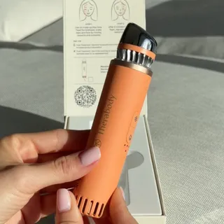 From puffy to peachy 🍑 The limited-edition Peach Depuffing Wand is here, but not for long. ​
​
Heat + cold treatments to help refresh, sculpt, and bring your glow back anytime, anywhere. Shop now, exc