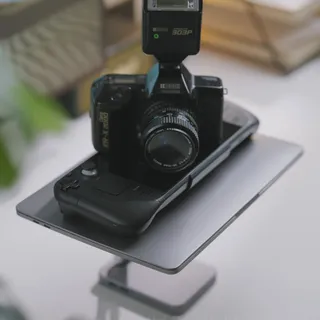 Finally, a dock that doesn't scream "I'm a dock."

#steamdeck #desksetup #gaminggear #iphone17 #desktop #techgadgets #techlover #steamdeckoled #portable #4kgaming #gamingaccessories #iphonestand