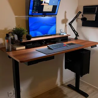 Commente BUREAU et je t’envoie le lien du bureau en DM. 🖥️
J’ai changé mon setup. 

Nouveau bureau assis-debout, cable management propre, et un vrai espace de travail. 

Tu peux utiliser mon code prom