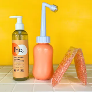 Ladies and gentlemen, notre trio de choc pour un post accouchement on fleek : le soin intime lavant doux, la douchette pour le périnée, et la bande apaisante chaud/froid.✨

Et vous, quels sont vos ess