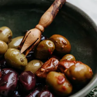 🫒🌿 Damit Du unsere Oliven noch einfacher und genussvoller genießen kannst, haben wir etwas ganz Besonderes für Dich: unsere Olivenpiekser aus reinem Olivenholz! 

🪾Die handlichen Piekser sind aus natü