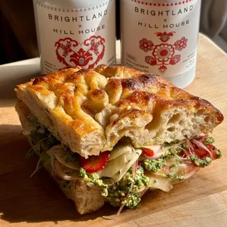 5 ways we’ve been reaching for our chili + extra virgin oils from the Hill House Set lately:

🍓 layered into a springy focaccia with pistachio pesto + strawberries 🍰 folded into a rich chocolate & chi