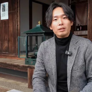 Qui mieux que Ryo, directeur technique de l’usine pour vous présenter notre couteau japonais : le Gyuto.

Des mois de collaboration à ses côtés, à échanger, ajuster, affiner chaque détail.