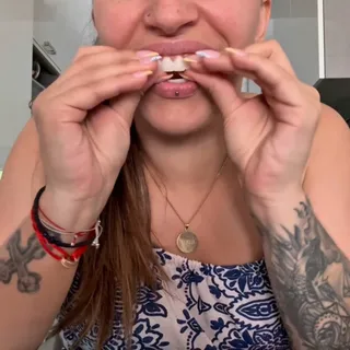 Tamara zeigt ihr neues Lächeln mit Veneera™ 😍🦷
„Ich hätte nie gedacht, dass es so einfach geht!“ – Sie setzt ihr Veneera™ auf und das Ergebnis spricht für sich: ein natürliches, strahlendes Lächeln in