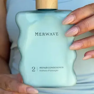 The Wavy Hair Kit: the ultimate mermaid hair hack. 🧜‍♀️

Perfectly defined waves…like you’ve just stepped out of the ocean. 🌊 @caitlynthompsonx