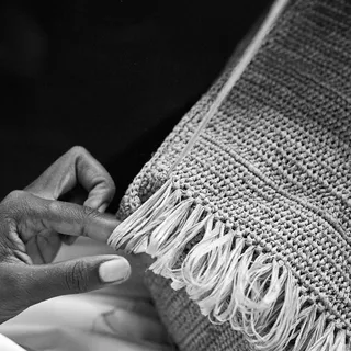 The hands behind every weave…

Behind your IBELIV bags and hats, there are souls, smiles, and exceptional craftsmanship.

———

Les mains derrière chaque tressage…

Derrière vos sacs et chapeaux IBELIV