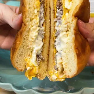 Healthy Ramly Burger Recipe🍔

Happy Hari Raya! 🌙💛 We gave our favourite pasar malam classic a lighter twist.

For 2 servings:

🍯 Sauce Ingredients

3 tbsp yogurt
1 tsp honey
½ tsp mustard
½ tsp olive 