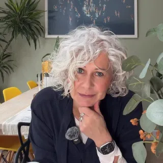 Navigating midlife and feeling a little less like yourself?

Consider this your sign.

As we age, our priorities shift — and the products or rituals that once worked for us may no longer deliver the s