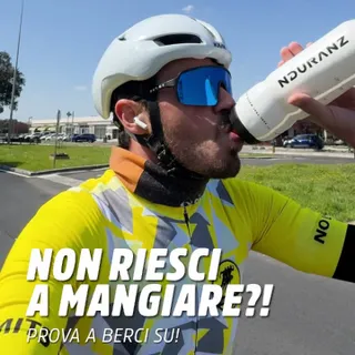 Digerire solidi durante i lunghi diventa difficile con l'aumento delle ore e del calore.
La soluzione è spostare l'integrazione nella borraccia con carboidrati in polvere tecnici.
Trovi la polvere Ndu