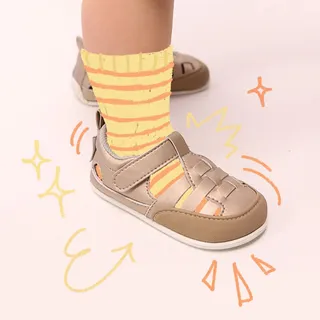 A ver… momento confesión de madre real 😅

Con lo poco que queda para el verano…
👉 las sandalias a veces aún vienen un pelín grandes
👉 refresca por la mañana
👉 y en el cole hay barro, agua, tierra… (co