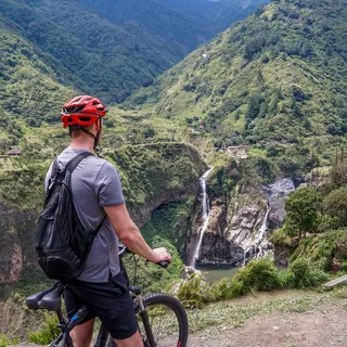 Iets wat je gedaan moet hebben in Banos in Ecuador is mountainbiken. Een leuke fietsroute is 'La Ruta de Las Cascadas' oftewel: de route van de watervallen. 

Vanaf Banos fiets je bijna alleen maar om