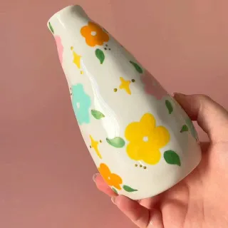Happy Mothers Day to the UK 💐🌼🌸 We’ve drawn on our PAINTABLES ceramic vase with our gorgeous paint pens 🌺🌻 What do you think? #mothersday #vase #explore #art #crafts