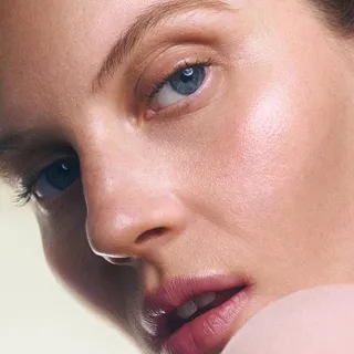 THE SCIENCE OF RADIANCE 

Unlike traditional acid exfoliators which can irritate and sensitise skin, Acid Milk balances its potency with calming and nourishing ingredients. 

Coastal Microalgae, Ceram