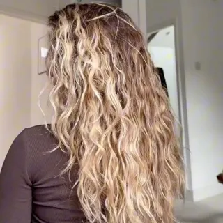 How to achieve the surfer girl look:

Beach waves without the fight. 🌊

Just scrunch, set, and let your natural texture do its thing. 🏄‍♀️ @mollie.story