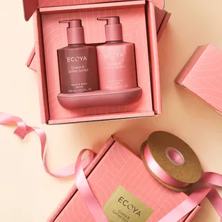 The Bathroom Edit, a beautiful gift set (for yourself or someone else) - because even your bathroom deserves a bow 🎀