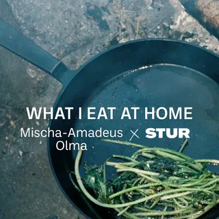 Wie schmeckt ein Gericht, das im Wald entsteht?

In Episode 5 unserer Video-Serie What I Eat At Home treffen wir @mischa_olma, Gründer von @woodcuisine und @woodboom.furniture in Berlin.

Er kocht übe