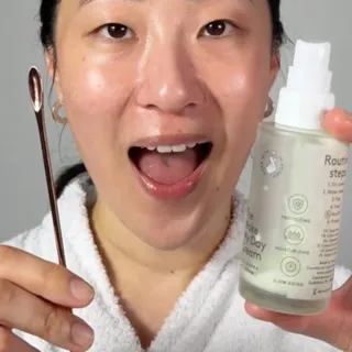 PSA für alle, die keine gute Skincare verschwenden wollen 👀

Lerne The Scraper kennen – unser kleines Tool, das dir hilft, auch den letzten Rest aus deiner Verpackung herauszuholen. Denn deine Skincar
