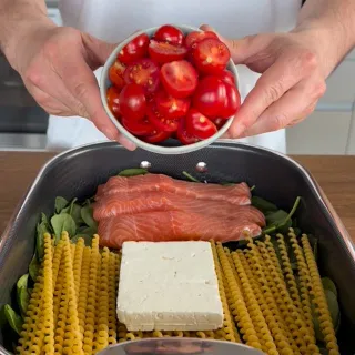 Anzeige | in Kooperation mit HexClad

Heute keine Zeit und trotzdem Bock auf richtig gutes Essen?
Einfach alles in die HexClad Roasting Pan werfen und der Ofen macht den Rest.
Keine Steps, kein Stress